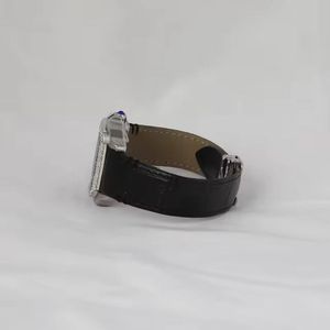 Montre-bracelet carrée en diamant avec cadran noir, chiffres romains argentés, lunette scintillante et bracelet en cuir, présentant un style élégant - Product Image 3