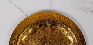 Assiette de service ronde en métal doré gravé à la main, style oriental, pour mariage et événements, motif floral, solide et sécurisée - Product Image 3