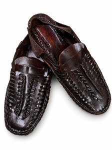 Mocassins Qureshi Trading Company 002 en cuir véritable marron, tressés à la main, à bout ouvert, avec logo embossé, style décontracté ethnique - Product Image 2