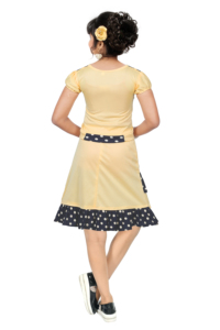Ensemble haut et jupe pour bébé fille, très vendu, tissu doux, vêtements mignons et élégants pour anniversaires et événements, disponible à la vente - Product Image 3
