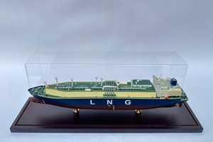 เรือบรรทุก LNG พร้อมตู้โชว์อะคริลิก โมเดลเรือพาณิชย์เวียดนามทำมือจากไม้ ขัดเงา ทาสี ของสะสมงานศิลปะตั้งโต๊ะ - Product Image 5