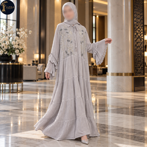 Robe Abaya plissée brodée de fleurs pour femmes avec manches fluides, robe islamique |   Tenue de cérémonie chic avec col plissé élégant - Product Image 2