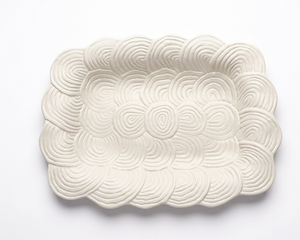 Plateau décoratif en métal de luxe, motif gravé vertical, design minimaliste rectangulaire, thème floral, pièce unique artisanale - Product Image 1