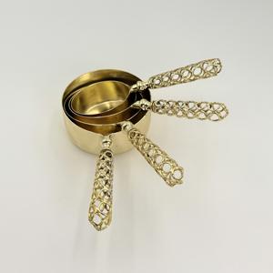 Juego de 4 Tazas y Cucharas Medidoras de Acero Inoxidable con Acabado Dorado y Mango de Alambre de Hierro, Producto NUEVO, Apto para Lavavajillas, Utensilios para Hornear - Product Image 2