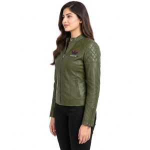 Chaqueta de cuero para mujer de alta calidad, diseñada con material duradero y ajuste cómodo, con acabado suave y costuras impecables. - Product Image 6