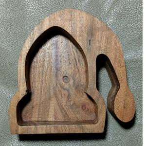 Plateau de service en acacia naturel en forme de chapeau de Père Noël, idéal pour la maison, les hôtels et les restaurants, personnalisation disponible. - Product Image 1