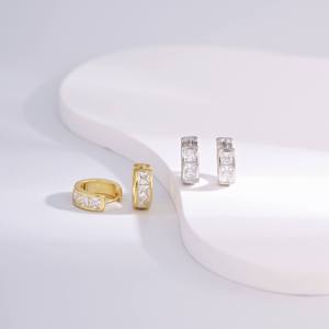 Boucles d'oreilles Huggie vintage unisexes en or jaune 14 carats avec diamant rond taille brillant, or massif, cadeau, usage quotidien - Product Image 3