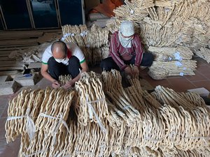 Eco Friendly Rattan Carpet Beater 75cm Reed Handcrafted <b>Rug</b> Beater for Dust Removal Traditional Tool Vietnam Manufacturer - Product Image 6