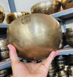Bol chantant artisanal en laiton avec marteau en bois, bol sonore traditionnel pour la méditation, le yoga, la pleine conscience et la guérison sonore - Product Image 6