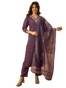 Ensemble 3 pièces pour femme : Salwar Kameez traditionnel violet en soie romaine, coupe ajustée, Kurta, pantalon et dupatta imprimé, séchage rapide, tenue décontractée d'été - Product Image 1