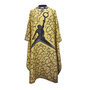 Cape de coiffure Jordan noire en polyester résistante à l'eau, avec logo et texte rouge Michael - Product Image 1