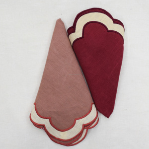 Serviette de table en lin classique rouge de luxe brodée 45x45cm à bord festonné, faite à la main, réutilisable et écologique pour la décoration de table à manger à la maison - Product Image 6