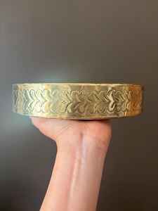 Pochette latérale en laiton à motifs floraux traditionnels, look tendance pour filles, par Universal Overseas - Product Image 4