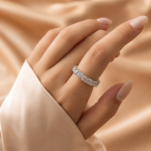 Anillo de Compromiso de Eternidad Completa con Moissanita, Corte Redondo, Lujoso, con Engaste de Garras, Chapado en Oro Blanco de 14K, Joyería para Mujer - Product Image 4