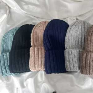Bonnet d'hiver tricoté personnalisé avec intérieur doublé en satin, bord côtelé chaud, doux et extensible, casquette unisexe pour l'extérieur par temps froid - Product Image 1