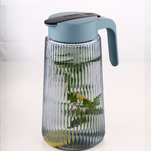 Carafe à eau en plastique transparent côtelé avec couvercle crème, poignée ergonomique, pichet de service fin cannelé pour porte de réfrigérateur, jus, thé glacé - Product Image 3