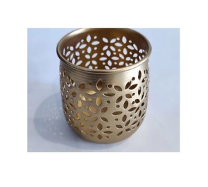 Porte-bougie en métal alliant charme intemporel et design moderne, idéal pour toutes les décorations. - Product Image 3