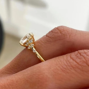 แหวนหมั้นมอสซาไนต์ทรงรีประดับเพชรทรงดอกไม้ด้านข้าง แหวนทอง 14K แหวนแต่งงานดีไซน์เรียบหรูที่ได้รับแรงบันดาลใจจากธรรมชาติ - Product Image 3