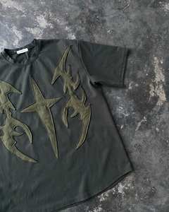 เสื้อยืดโอเวอร์ไซส์สไตล์วินเทจเทรนดี้ แต่งโลโก้ปักลาย สำหรับผู้ชาย ผ้าฝ้าย 100% ทรงครอป แต่งยับ ปักลายแบบดิสเทรส ล้างสีแบบแอซิดวอช - Product Image 2