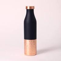 Bouteille à boire en cuivre de conception indienne pour l'hydratation quotidienne, le yoga, le bien-être, les voyages et le bureau à des prix abordables en provenance d'Inde