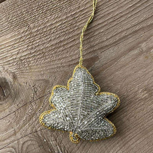 Ornement de feuille verte perlée, décoration suspendue d'inspiration naturelle pour les fêtes, ornement d'arbre sur le thème de la forêt avec des détails dorés par MULTI CRAFT - Product Image 1