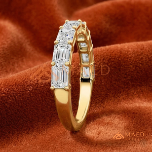 Anillo de Boda de Oro Amarillo de 14K con Moissanita de Corte Esmeralda de Oriente a Occidente, Engaste Horizontal con Diamantes de Laboratorio, Anillo de Media Eternidad - Product Image 2