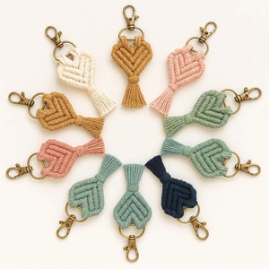 Porte-clés en macramé artisanal en forme de cœur, objet décoratif bohème, pendentif en corde multicolore, cadeau idéal pour la Saint-Valentin - Product Image 1