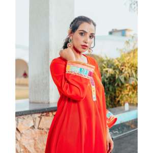 Conjunto de Traje Elegante de Satén Transpirable con Bordado Naranja de Nargees, Talla XS, para la Temporada de Primavera - Product Image 2