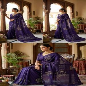 ผ้าส่าหรีดีไซน์เนอร์ VASTRA COTTAGE ผ้าซาติน พร้อมงานปักมือ Khatli อย่างประณีต และขอบผ้าอาร์โคสุดหรู พร้อมเสื้อคลุมแฟนซี - Product Image 3