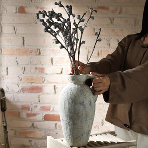 แจกันดอกไม้เซรามิกดินเผาทรงกลมลายทางทันสมัยสไตล์นอร์ดิก ดีไซน์หรูหรา พร้อมดอกไม้ประดิษฐ์สำหรับงานแต่งงาน ตัวอย่างสำหรับใช้โดย UO - Product Image 4