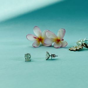 Pendientes de diamantes cultivados en laboratorio con certificación GIA de 1.50 CT, corte Radiant, color F, brillo excelente, oro blanco de 9k, diseño minimalista unisex. - Product Image 2