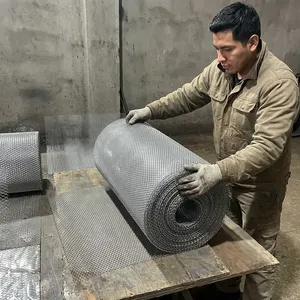 Lámina metálica perforada galvanizada de alta resistencia con malla de agujeros en forma de diamante para cercas de seguridad y paredes divisorias de seguridad industrial. - Product Image 1