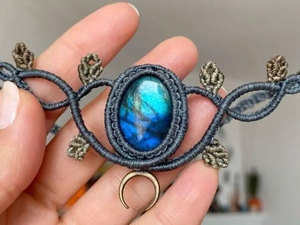สร้อยคอมาคราเม่ลาบราโดไรต์ รูปวงรีสีฟ้าประกาย พร้อมจี้รูปพระจันทร์ เชือกสีเทา สไตล์โบโฮ ทำมือ งานแฮนด์เมด เครื่องประดับโดดเด่น - Product Image 3