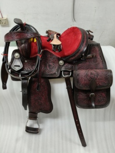 Silla de Montar Occidental de Cuero de Lujo con Asiento de Gamuza Roja y Diseño Floral Grabado a Mano | Conjunto de Silla de Montar Premium para Equitación |   Caballo Cómodo - Product Image 3