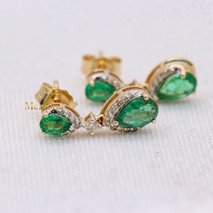 Pendientes de Oro Amarillo de 14k con Esmeralda Natural en Forma de Pera y Halo de Diamantes, Diseño de Doble Gota, Joyas Memoria, Venta al Por Mayor - Product Image 1