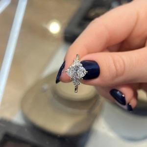 Bague de Fiançailles et de Mariage en Or Rose avec Moissanite Ovale de 1,70 Carat, Cultivée en Laboratoire, Modèle Iced Jewelz, Vente Flash - Product Image 4