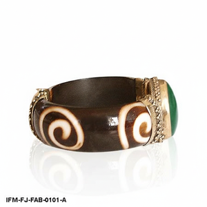 Bracelet jonc vintage de style victorien en or avec grande pierre ovale verte, bijou de déclaration - Product Image 2