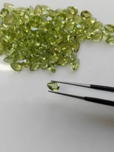Peridoto natural de 6x4 mm, corte pera, gemas sueltas de la mejor calidad para la fabricación de joyas - Product Image 3
