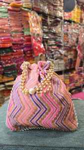 Bolsitas indias vibrantes bordadas con diseño en zig-zag, con asa de perlas y detalles de borlas, ideales para regalos de boda o Eid. - Product Image 4