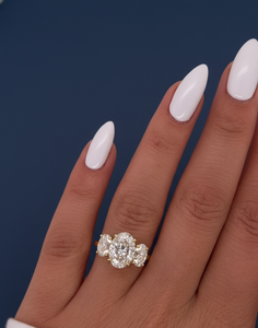Anillo de compromiso personalizado al por mayor con tres diamantes ovalados cultivados en laboratorio de 3.50 quilates, oro amarillo de 14K, VVS2, certificado IGI, con baño de rodio - Product Image 4