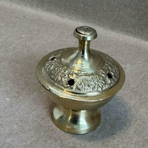 Brûleur d'encens en métal en gros avec finition antique pour les boutiques de cadeaux et les entreprises de décoration intérieure - Product Image 1