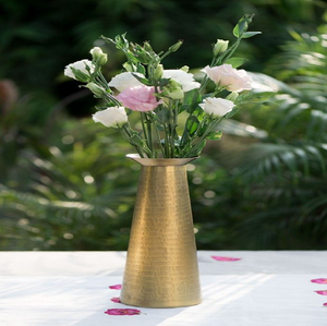 Exquisito jarrón alto de latón con patrones florales esmaltados multicolor y base de pedestal. Disponible a precio de mayorista. - Product Image 3