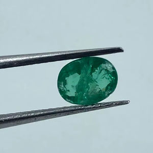 Piedra Preciosa Verde Esmeralda de Alta Claridad, Corte Ovalado, 0.69 Quilates, 5x6.40MM, para Joyería - Product Image 1