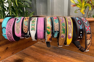 Vente en gros Colliers de chien rembourrés en cuir usiné à la main Collier pour animaux de compagnie à fleurs roses en cuir de vachette robuste pour chiens de taille moyenne et petite - Product Image 4