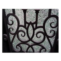 Porte d'entrée en fer forgé résistant à la rouille, facile à assembler, avec un panneau en verre cintré et un motif complexe.