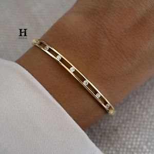 Brazalete Minimalista de Doble Barra con Diamantes Cultivados en Laboratorio de Corte Redondo, Oro de 14K, Brazalete con Piedras Flotantes - Product Image 2