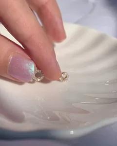 Boucles d'oreilles en diamant glacé de haute qualité, les plus vendues en gros, avec clous en acier inoxydable pour femmes, idéales pour les mariages et événements. - Product Image 6