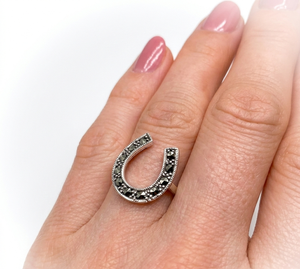 Bague fer à cheval minimaliste en argent sterling 925 massif avec diamant noir serti, faite à la main, pour femme, best-seller - Product Image 1