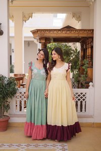 Vestidos Largos Tradicionales de Algodón Bordados a Mano con Lentejuelas y Cuentas Multicolor - Product Image 1