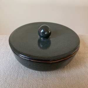 Moderno Contenedor Redondo para Mantequilla con Tapa de Perilla Elevada, Diseño de Recipiente Profundo, Acabado Liso, Elegante Soporte para Guardar Mantequilla en la Encimera de la Cocina - Product Image 4
